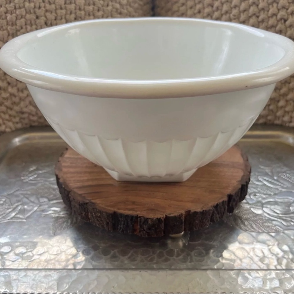 Anchor Hocking Glass Co. Vintage White Milk Glass 10” Mixing Bowl Ribbed~ EUC